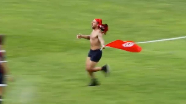 VIDEO. INSOLITE. Un streaker en slip casse les reins des stadiers après avoir caliné Nyanga