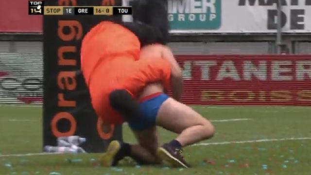 VIDÉO. INSOLITE. Un streaker déguisé en Superman se prend une prise de catch par un stadier