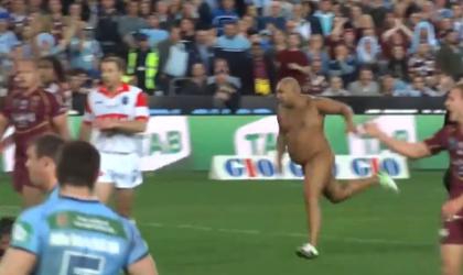 VIDEO. Un streaker empêche un essai lors du State of Origin