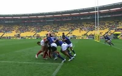 Un streaker plaque un samoan pendant un match du Wellington Seven