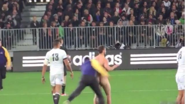 VIDEO. INSOLITE. Un streaker se fait littéralement désosser par la sécurité lors de Nouvelle-Zélande - Angleterre