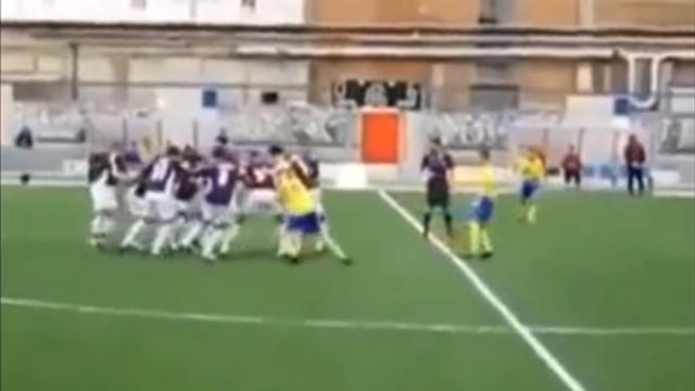 VIDEO. INSOLITE. Une équipe de foot utilise la technique de la tortue béglaise en plein match