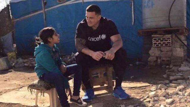 PHOTOS. En mission pour l'UNICEF, Sonny Bill Williams visite un camp de réfugiés syriens