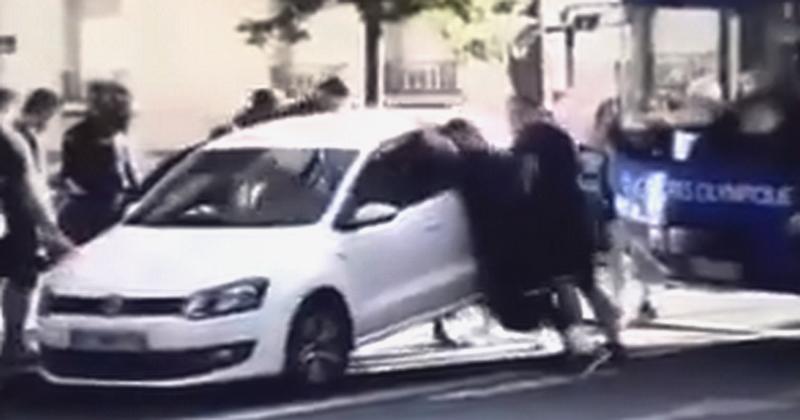 VIDEO. WTF. Echauffement musclé pour les Castrais : soulever une voiture en pleine rue