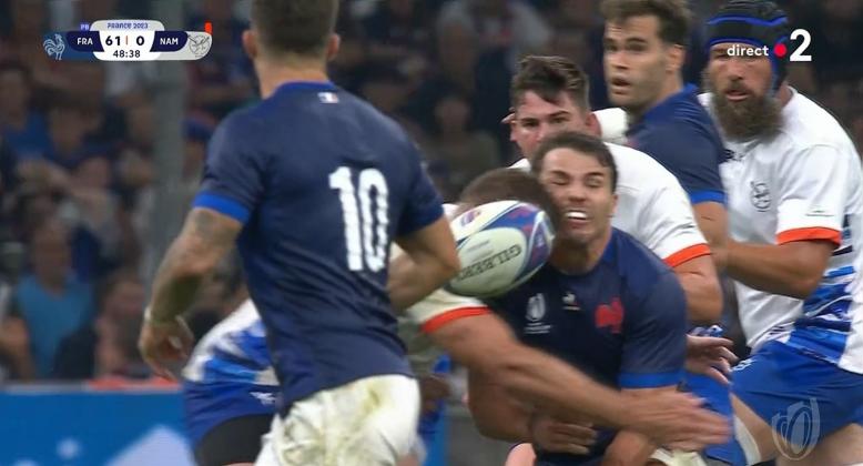 VIDEO. XV de France. Antoine Dupont sort après un très gros choc à la tête, les supporters inquiets