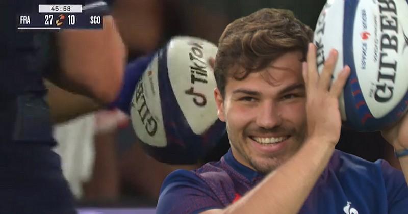 VIDEO. XV de France. Trop puissant, Antoine Dupont fait exploser le ballon face à l'Ecosse !