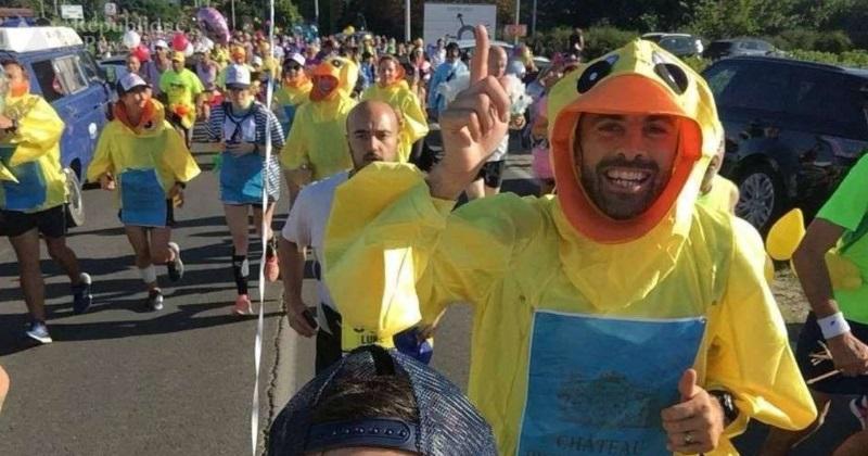 WTF : déguisé en canard, Conrad Smith court le marathon du Médoc