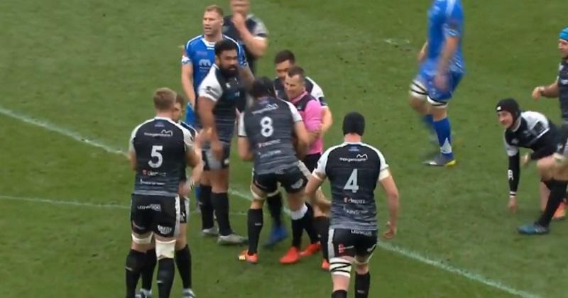 WTF : Nigel Owens se retrouve au cœur d'un maul formé par les joueurs des Ospreys [VIDEO]