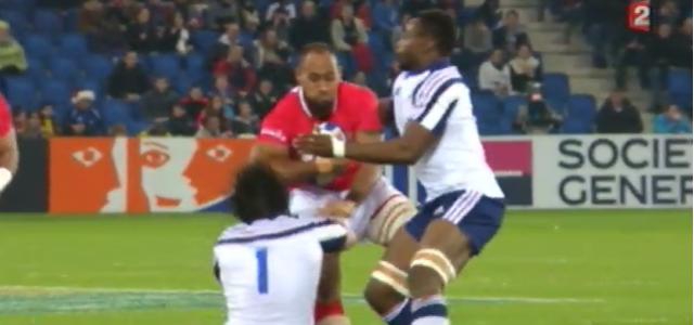 VIDEO. France - Tonga : Vungakoto Lilo pose Yannick Forestier sur le cul