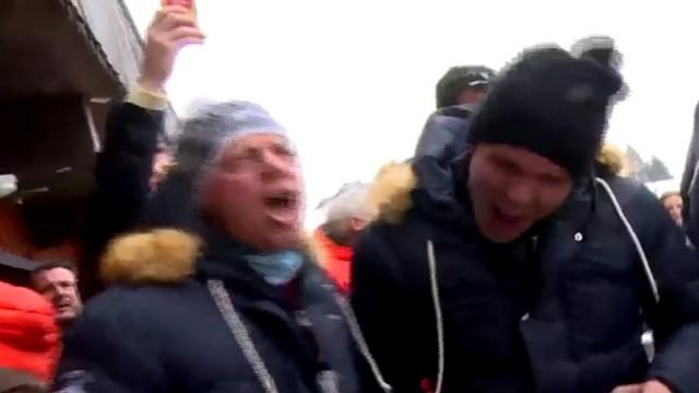 VIDÉO. INSOLITE. Yachvili fête son anniversaire sur du Johnny, Serge Betsen n'a rien perdu de sa hargne