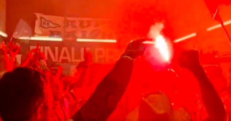 VIDEO. Fumigènes dans le vestiaire, drapeaux... la célébration complètement folle des Bayonnais