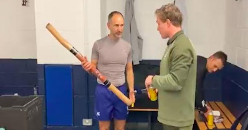 WTF. VIDEO. Pour son dernier match international, Romain Poite reçoit un didjeridoo de la part des Wallabies