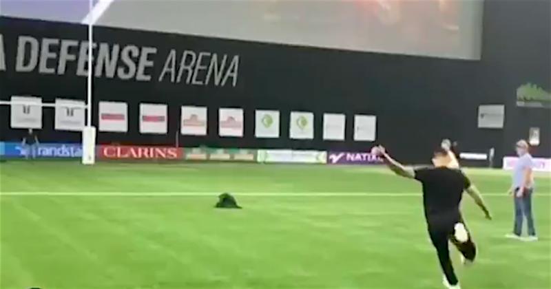 VIDEO. WTF. Quand l'attaquant du PSG Mauro Icardi s'essaye au drop à la Paris La Défense Arena