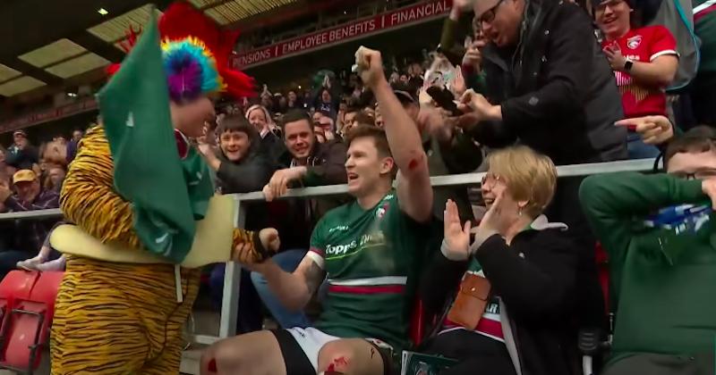 VIDEO. En tribunes avec les supporters, Chris Ashton célèbre son 100ème essai en Angleterre