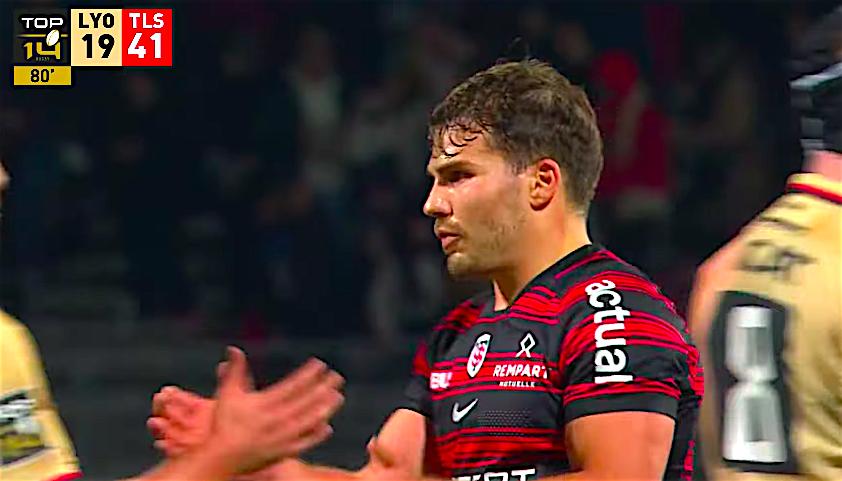 VIDEO. 86kg vs 110kg : Antoine Dupont vous montre comment arracher le ballon à un guerrier géorgien sans forcer