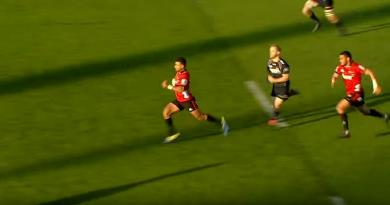 Super Rugby - Richie Mo'unga prouve qu'il a autant de cannes que Beauden Barrett sur 80m [VIDÉO]