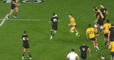 Beauden Barrett à l'initiative d'une superbe relance pour l'essai des Blacks face aux Wallabies [VIDEO]