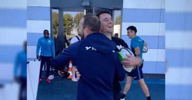 VIDÉO. Dan Carter VS Fred Michalak, 2 légendes du rugby s'affrontent pour une bière, qui l'emporte ?