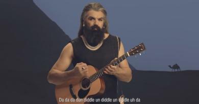 WTF - Déguisé, Sébastien Chabal pousse la chansonnette pour une publicité [VIDÉO]