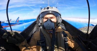 VIDÉO. En mode bleu blanc rouge, Antoine Dupont s'envoie en l'air avec la Patrouille de France