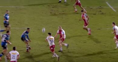 RUGBY. VIDEO. Feinte du regard et superbe passe aveugle vissée pour l'essai de 50m des Harlequins