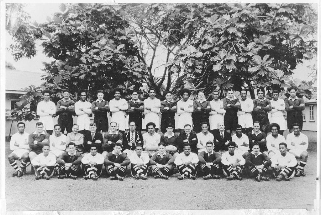 Apakuki Tuitavua (2e en haut à partir de la droite), source : Wikipedia