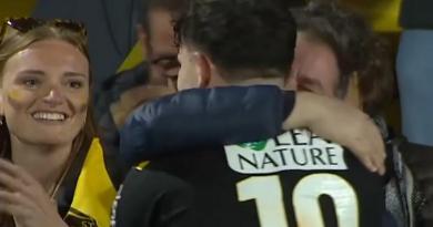 VIDEO. Top 14. La très belle image d'Hugo Reus félicité avec émotion par son père après son gros match