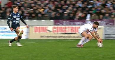 VIDEO. Top 14. La belle saucisse de Matthieu Jalibert (UBB) qui offre l'essai à Bayonne sans forcer