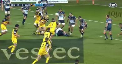 RESUME VIDEO. Super Rugby. La passe décisive de la tête du pilier pour l'essai opportuniste de Jordie Barrett