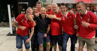 L'arbitre Jaco Peyper imite le geste de Vahaamahina avec des supporters gallois, World Rugby s'exprime !