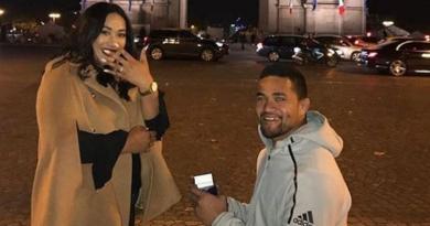 INSOLITE : le All Black Vaea Fifita fait sa demande en mariage au pied de l'Arc de Triomphe