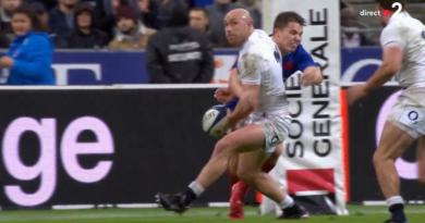 Antoine Dupont fait rugir le Stade de France avec un énorme caramel sur Willi Heinz ! [VIDÉO]