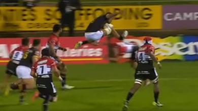 VIDEO. INSOLITE : L'incroyable saut de haie de Vaea Fifita pour éliminer son adversaire