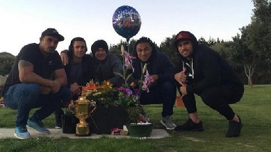 PHOTOS. Les All Blacks rendent hommage à Jerry Collins après leur passage à Christchurch
