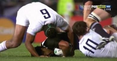 VIDEO. Coupe du monde 2011. Finale. Richie McCaw donne un coup de poing et de genou à Parra