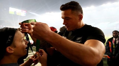 PHOTOS. INSOLITE. Sonny Bill Williams donne sa médaille de champion du monde à un jeune fan stoppé par la sécurité