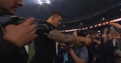 En 2015, Sonny Bill Williams offrait sa médaille à un jeune fan plaqué par la sécu [VIDÉO]😍