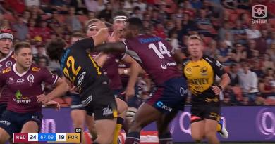 VIDEO. Suliasi Vunivalu fait manger la pelouse à son adversaire avec un raffut dévastateur made in NRL