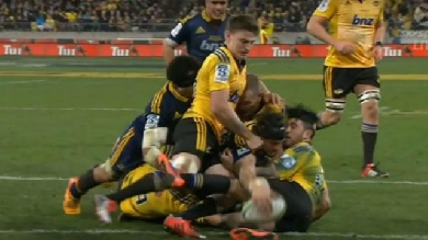 VIDEO. Super Rugby : Elliot Dixon résiste à cinq défenseurs et donne le titre aux Highlanders