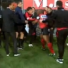 VIDEO. Premiership. Un supporter s'introduit dans le vestiaire de l'arbitre suite au carton rouge d'Anthony Watson