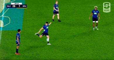 VIDEO. Beauden Barrett a-t-il réussi le ''crossbar challenge'' le plus long du monde ?