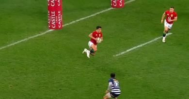 VIDEO. Marcus Smith décolle devant sa ligne d'en-but pour un essai de 90m