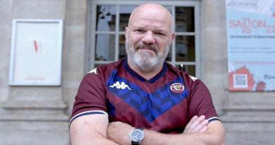 VIDÉO. Philippe Etchebest présente le nouveau maillot délicieux de Bordeaux-Bègles