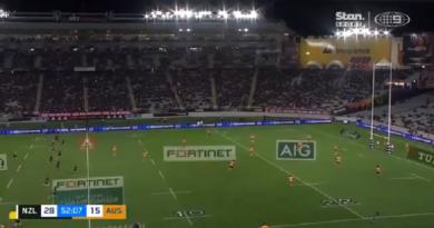 VIDÉO. Qui a dit qu'il fallait faire des squats pour buter des 55 mètres ? Sûrement pas Damian McKenzie !