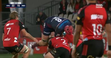 VIDEO.  Ça ne défend pas en Super Rugby ? Vous avez vu ces cartouches entre les Crusaders et les Reds ?
