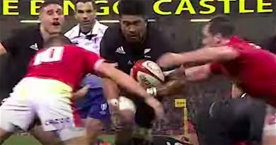 VIDEO. Rushs, grattages, plaquages : revivez la performance XXL d'Ardie Savea face aux Gallois