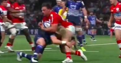 RUGBY. VIDEO. Lancé comme un taureau, Camille Chat prend un gros stop de la terreur Faf de Klerk