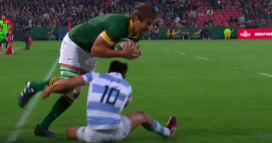 VIDEO. OUTCH ! Eben Etzebeth (122kg) enterre le pauvre Carreras (87kg) dans la pelouse de l'Ellis Park