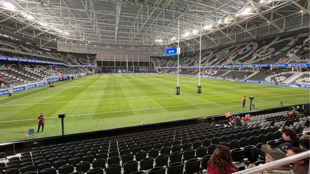 L'intérieur du Te Kaha ou One New Zealand Stadium, le jour de son premier match de rugby officiel, entre les Crusaders et les Waratahs, en Super Rugby. - CC0 1.0 / Kiwifury (Wikimedia Commons)